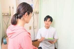 整骨院が初めての方へ身体の状態を説明する様子（門仲はりきゅう整骨院）
