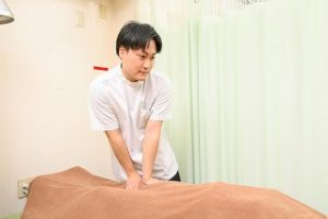 ぎっくり腰の背景にある背中の硬さに対する手技の様子
