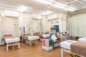 坐骨神経痛の施術を行う落ち着いた院内のベッド(当院写真)