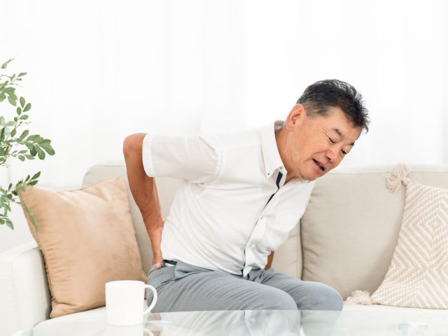 ぎっくり腰の原因と治療方法｜早期改善と再発予防のための対策を解説　門仲はりきゅう整骨院